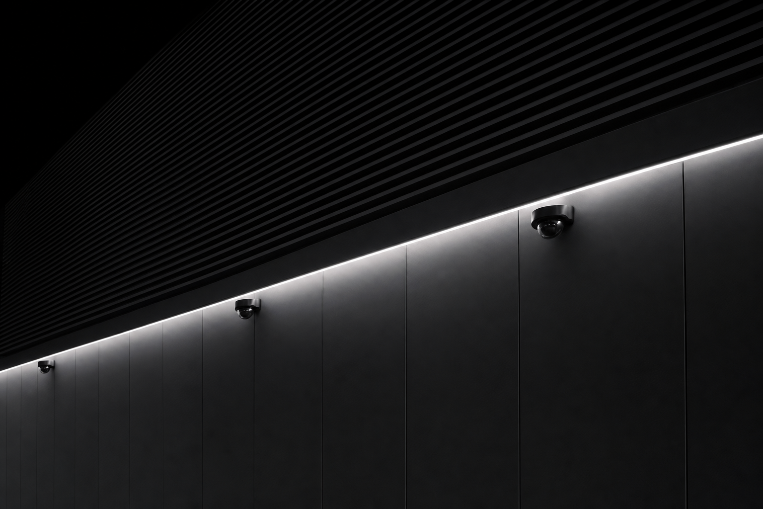 Fassade mit integrierter Sicherheitstechnik bei Nacht