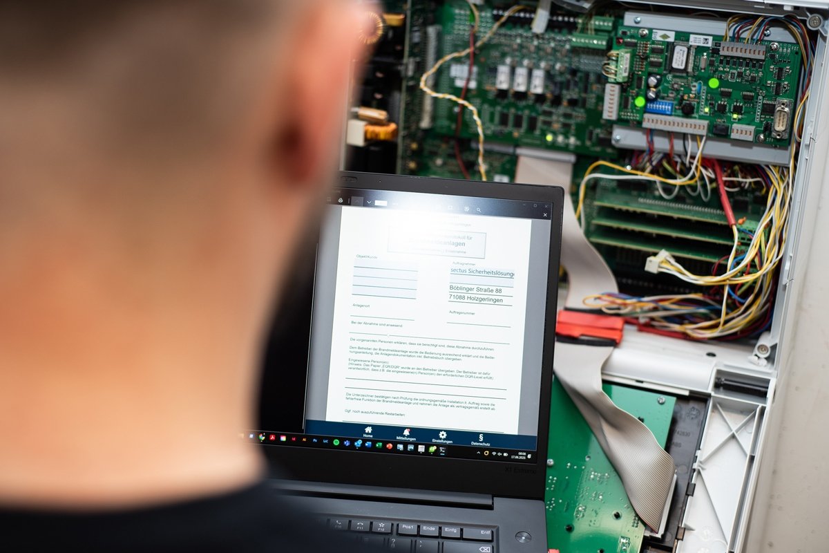 sectus Techniker bei der Inbetriebnahme einer Brandmeldeanlage